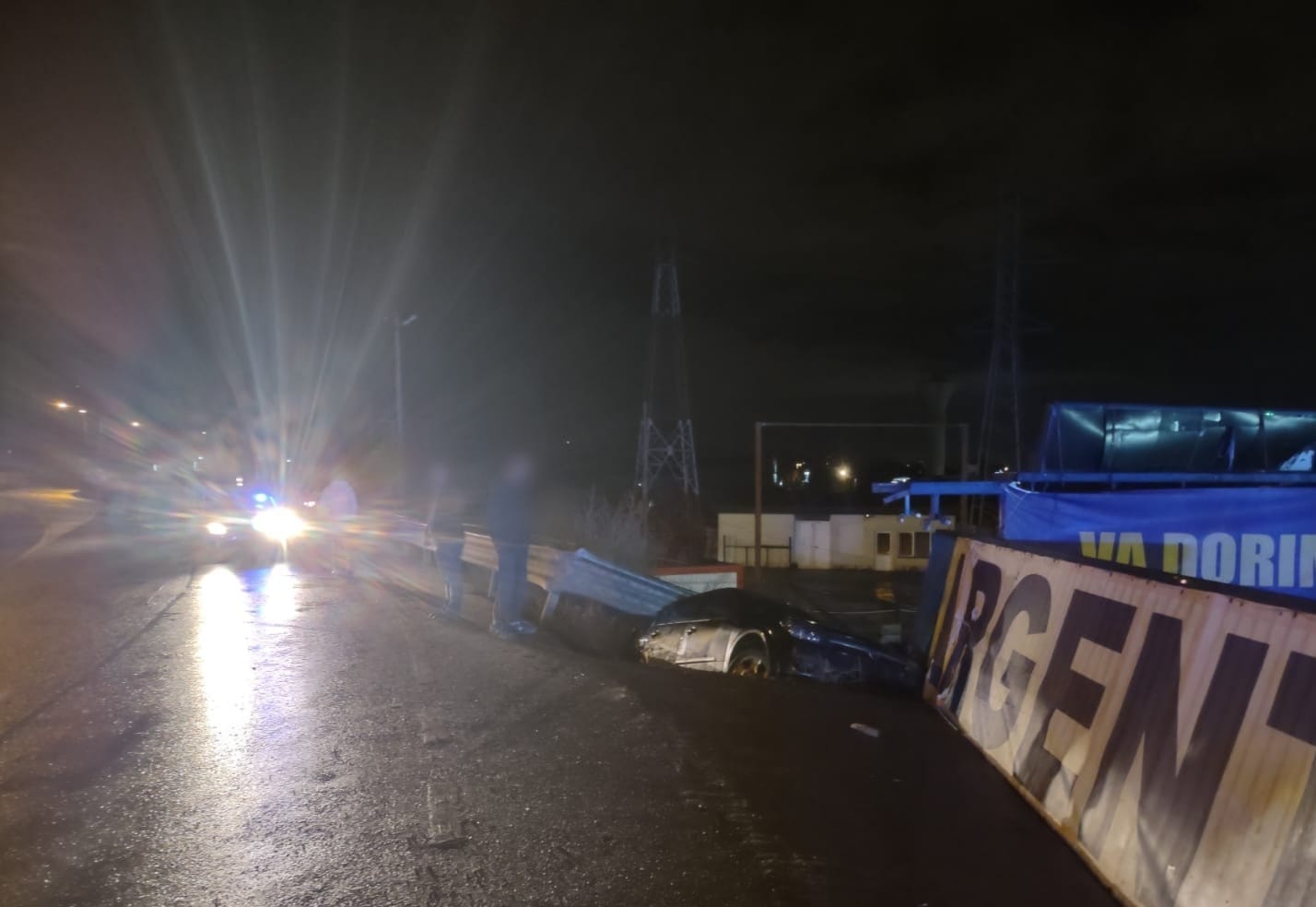 O femeie a sărit cu mașina peste un parapet și a ajuns în șanț.