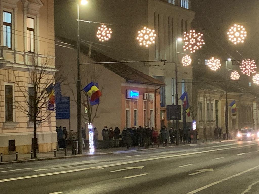 Coadă imensă la Primărie pentru depunerea cererilor de parcare. Clujenii preferă să se înghesuie decât să le depună online. FOTO