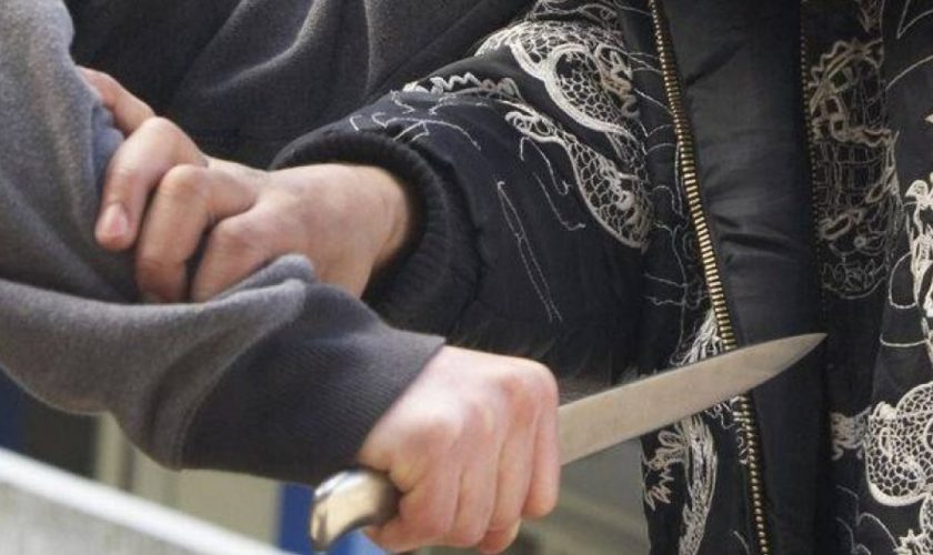 O fată și-a înjunghiat tatăl ca să-și salveze mama. Bărbatul