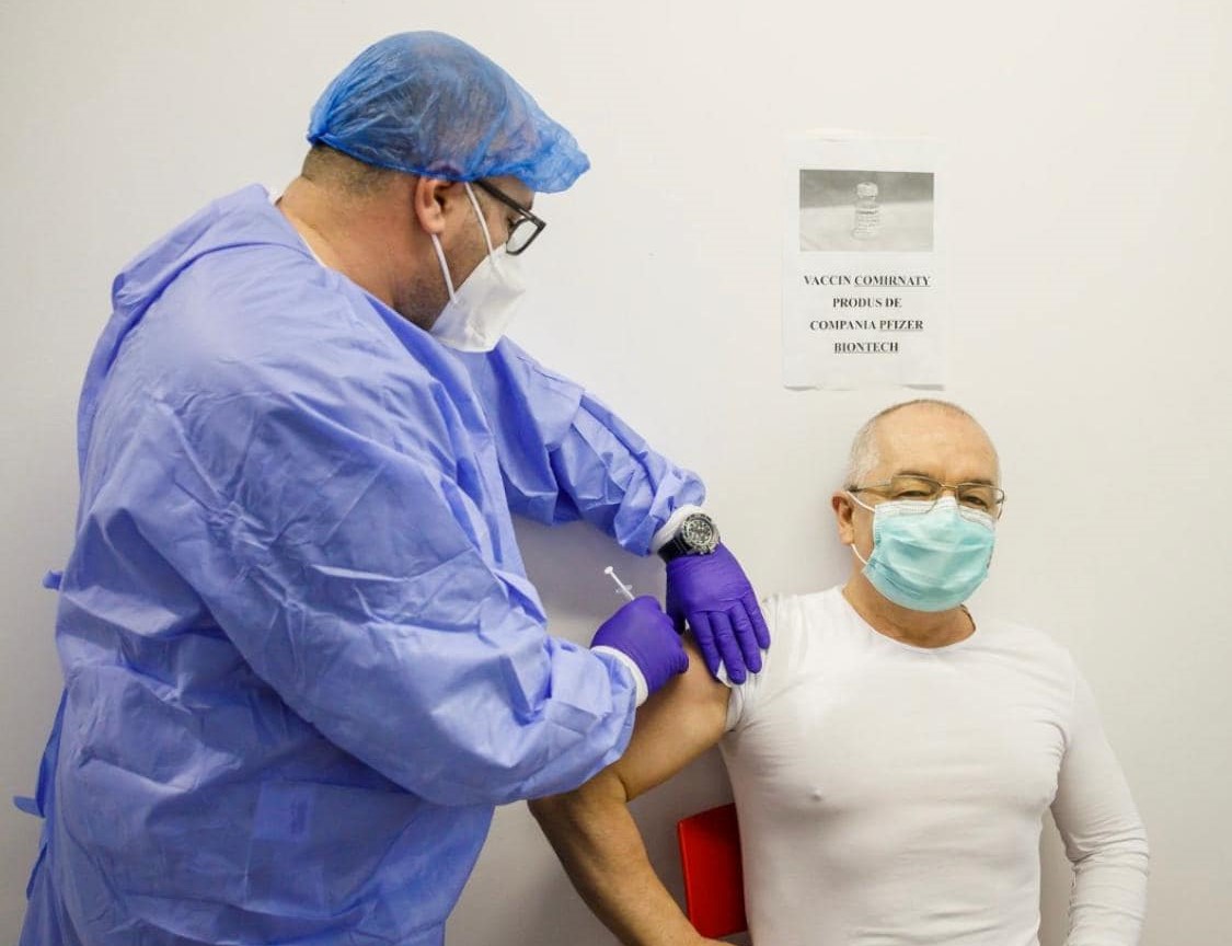 Primarul Emil Boc s-a vaccinat cu doza a treia: „Cea mai bună cale pentru protejarea sănătății individuale și colective”. FOTO
