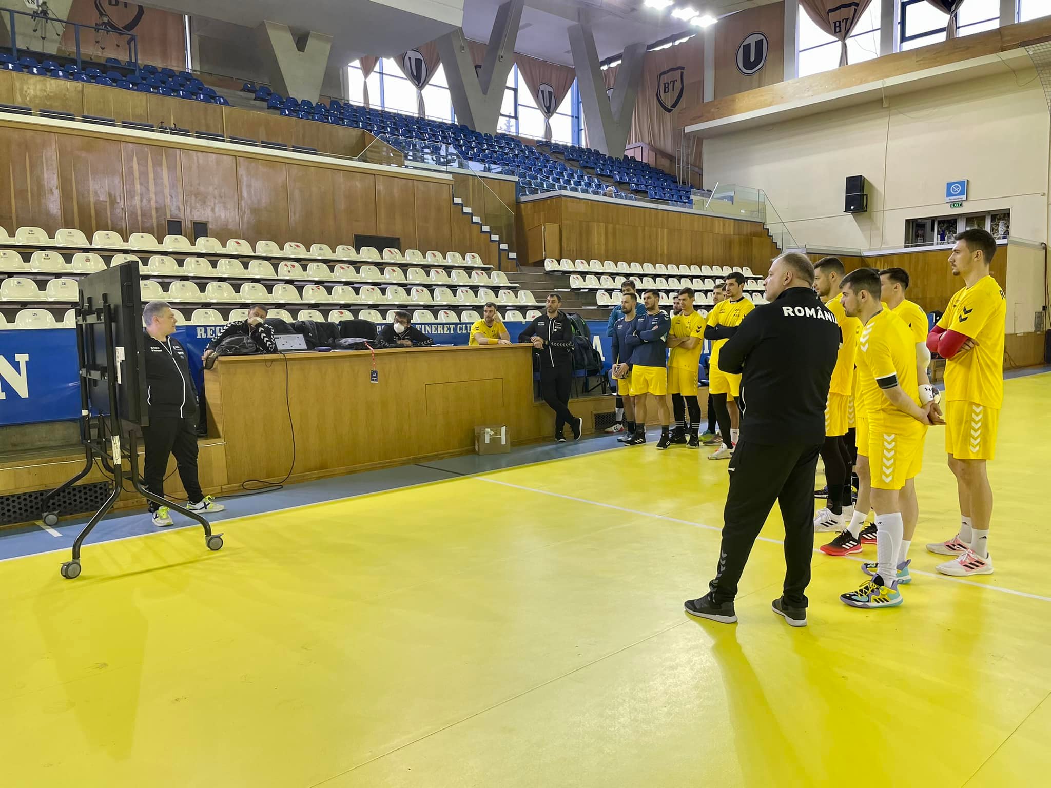 Xavi Pascual și elevii săi la o ședință de pregătire