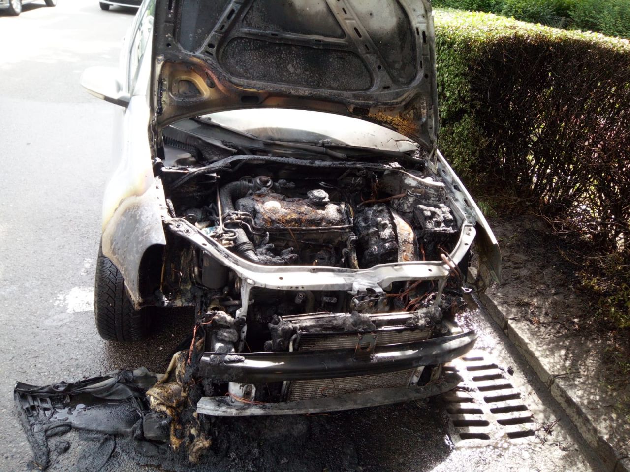 Arestați pentru incendierea unei mașini și conducere fără permis.