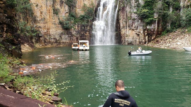 7 persoane au murit după ce un fragment uriaş de stâncă s-a prăbuşit peste câteva şalupe cu turişti în Brazilia. VIDEO/SURSA FOTO: gettotext.com