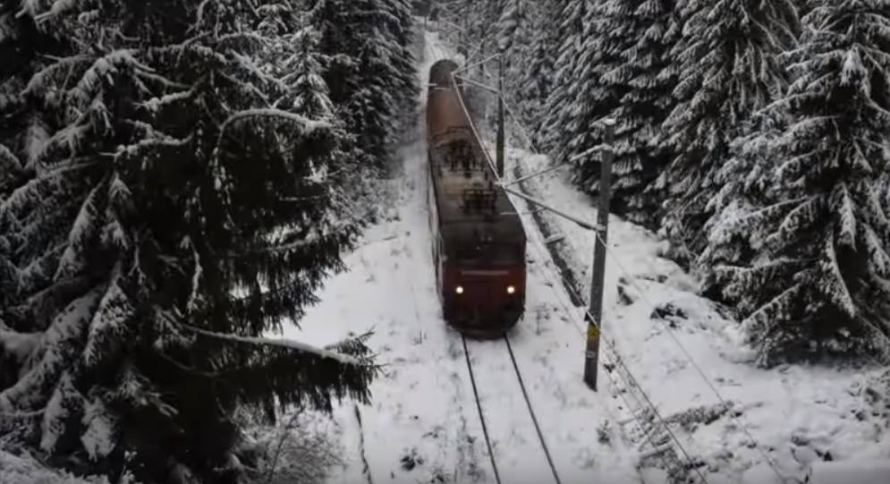 Trafic feroviar perturbat în zona Vatra Dornei-Bistrița din cauza ninsorilor. Un tren care a plecat din Cluj