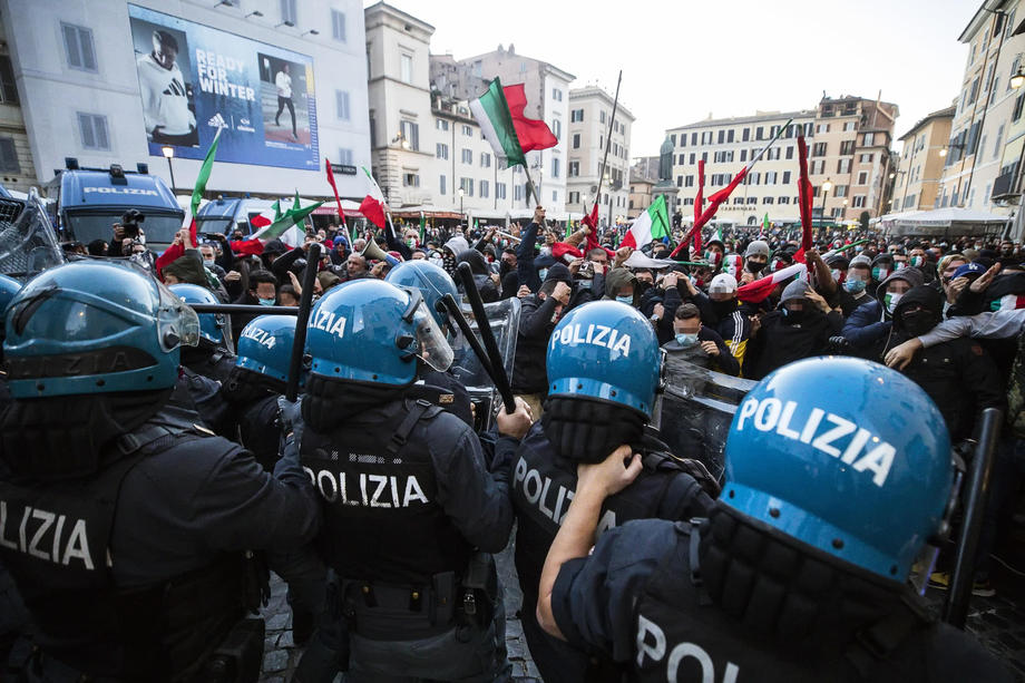 Jurnaliștii europeni care relatează despre COVID sunt din ce în ce mai des ținta atacurilor fizice
