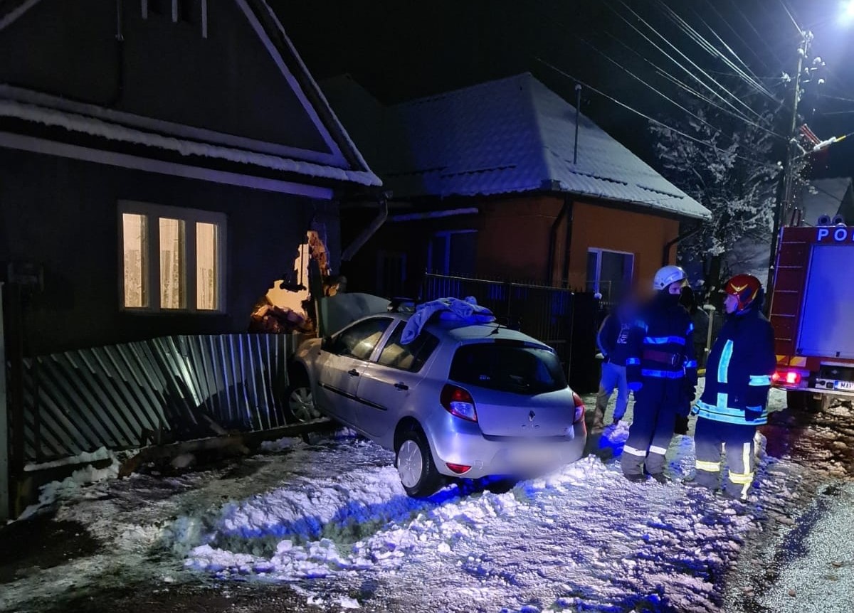 Un tânăr din Cluj-Napoca a intrat cu mașina într-o casă din Gilău. Șoferul
