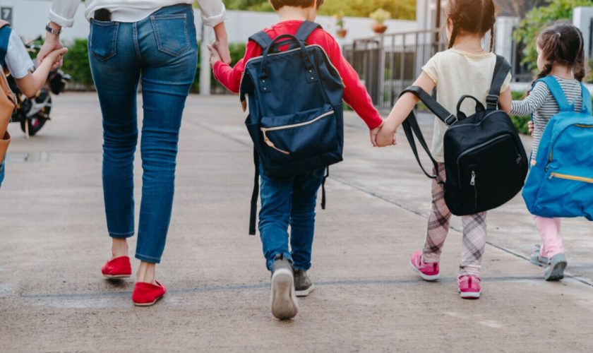Preșcolarii și elevii din clasele primare se întorc la școală azi! Când e următoarea vacanță?