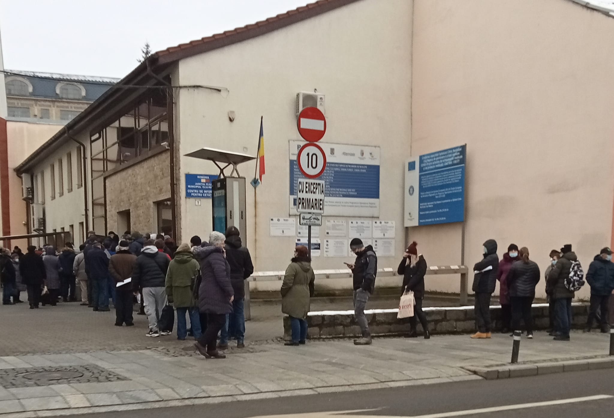 Zeci de clujeni au format cozi la sediul Primăriei Cluj-Napoca luni