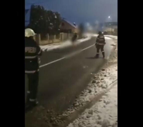 VIDEO. Un șofer din Cluj-Napoca a fugit dezbrăcat pe mijlocul străzii