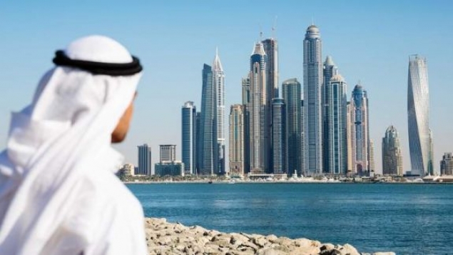 Glumele cu privire la măsurile anti-COVID-19 ar putea fi pedepsite cu închisoare în Emiratele Arabe Unite