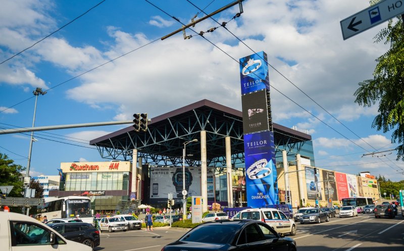 Amenințare cu BOMBĂ la Iulius Mall! Accesul a fost INTERZIS în zonă