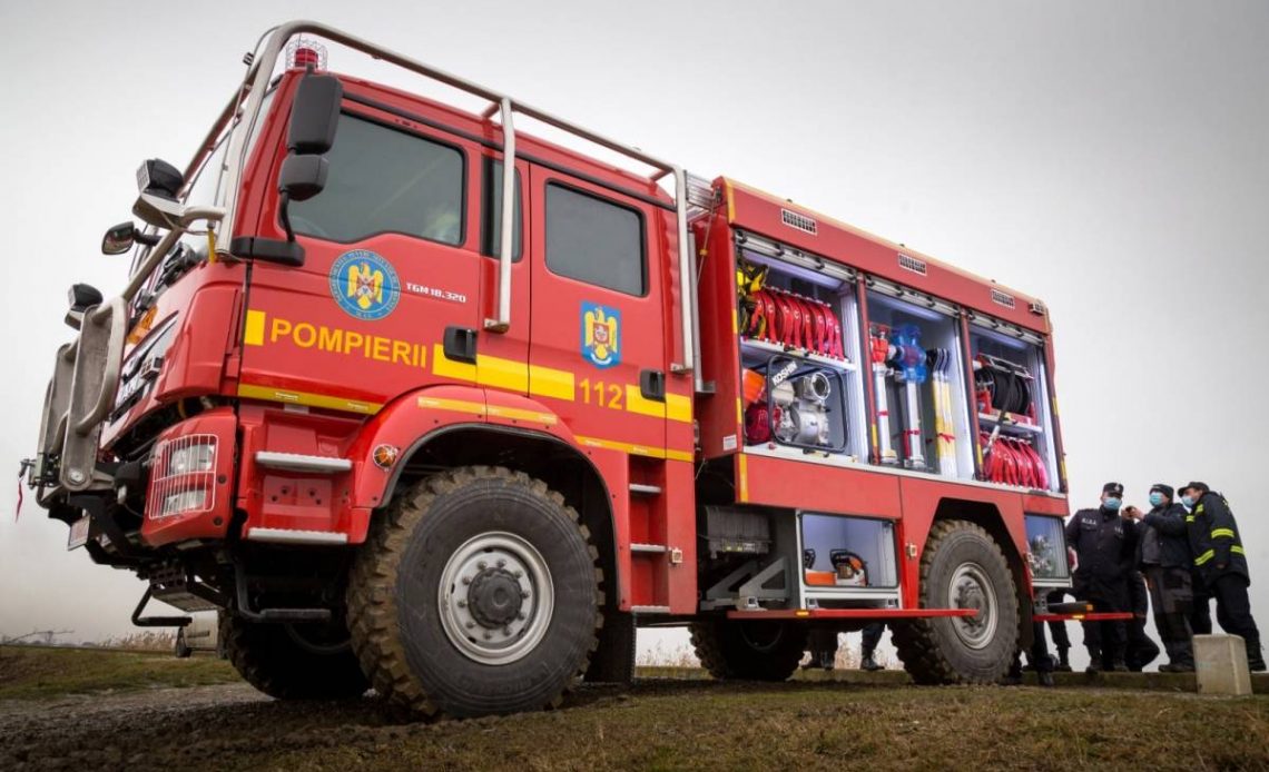 Incendiu la o hală din Turda! Tubulatura de ventilație și acoperișul