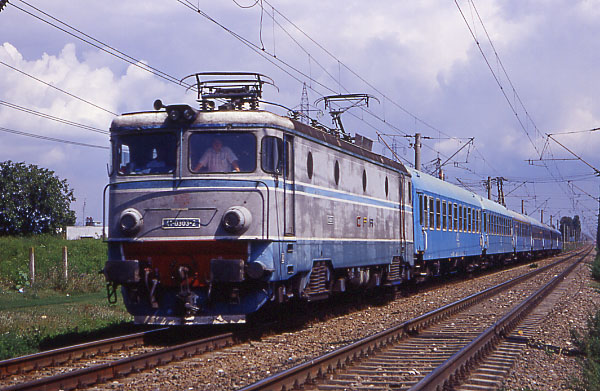 Un bărbat de 30 de ani a MURIT după ce a fost lovit de TREN
