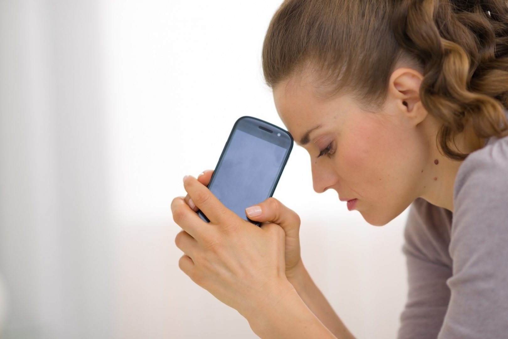Stai pe telefon când ești la toaletă? O greșeală care te poate îmbolnăvi