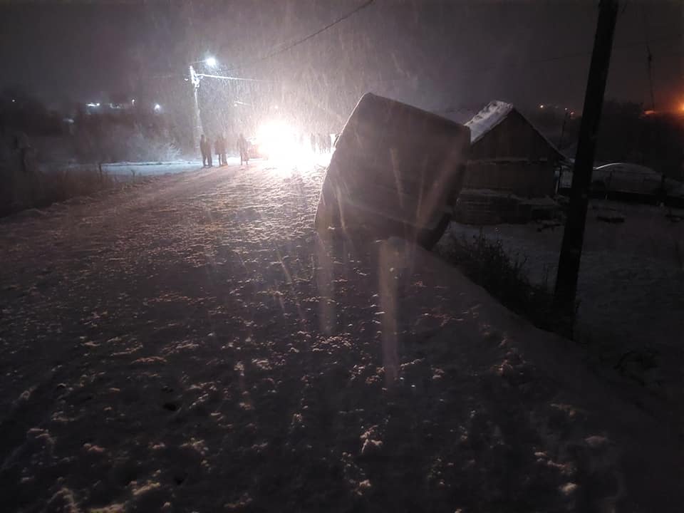 Viscolul „face prăpăd” la Cluj. Mai multe drumuri înzăpezite: „De două ore sunt oamenii blocați”