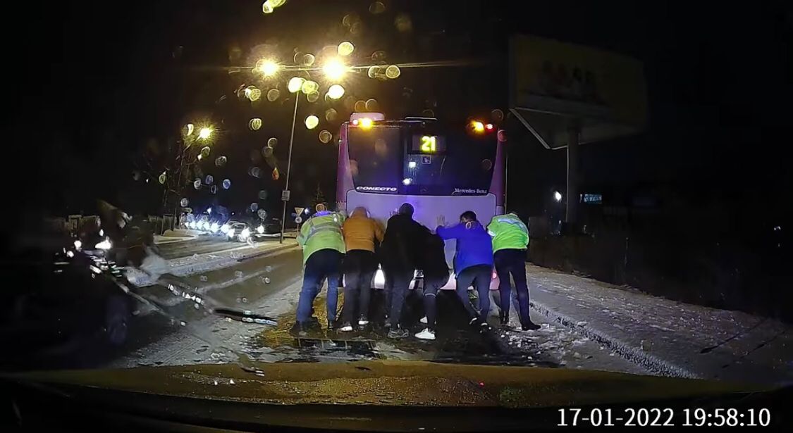 VIDEO. Mai mulți șoferi și polițiști au împins un autobuz CTP