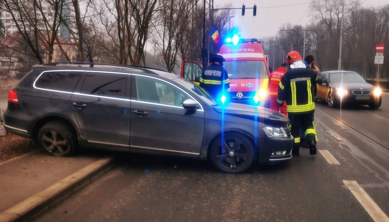 Accident pe Splaiul Independenței între un autobuz și o mașină. Un bărbat a fost rănit și transportat la spital