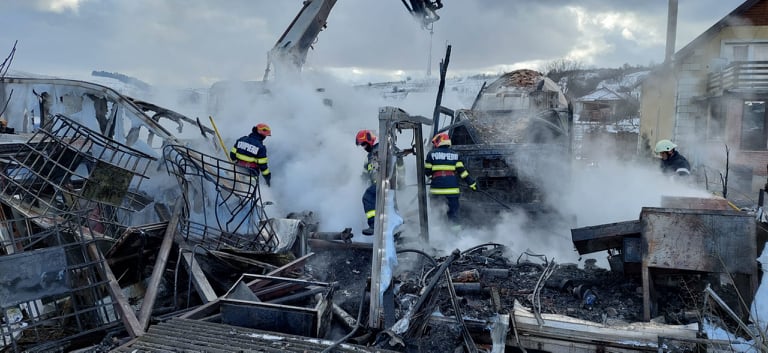 Incendiu PUTERNIC în Florești! Pompierii s-au luptat cu flăcările mai bine de trei ore. FOTO