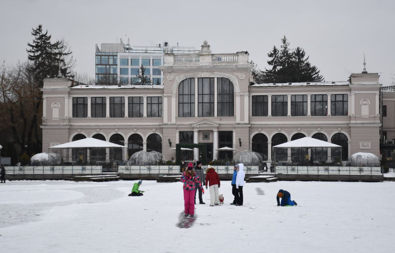 Lacul din Parcul Central a devenit „patinoar natural”. Era cunoscut odinioară pentru competițiile pe gheață/ Sursă foto: Paul Gheorgheci