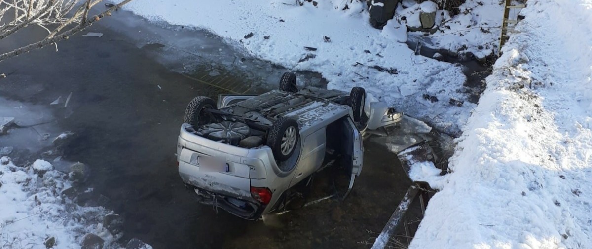 Un șofer a pierdut controlul volanului și a ajuns într-un râu.