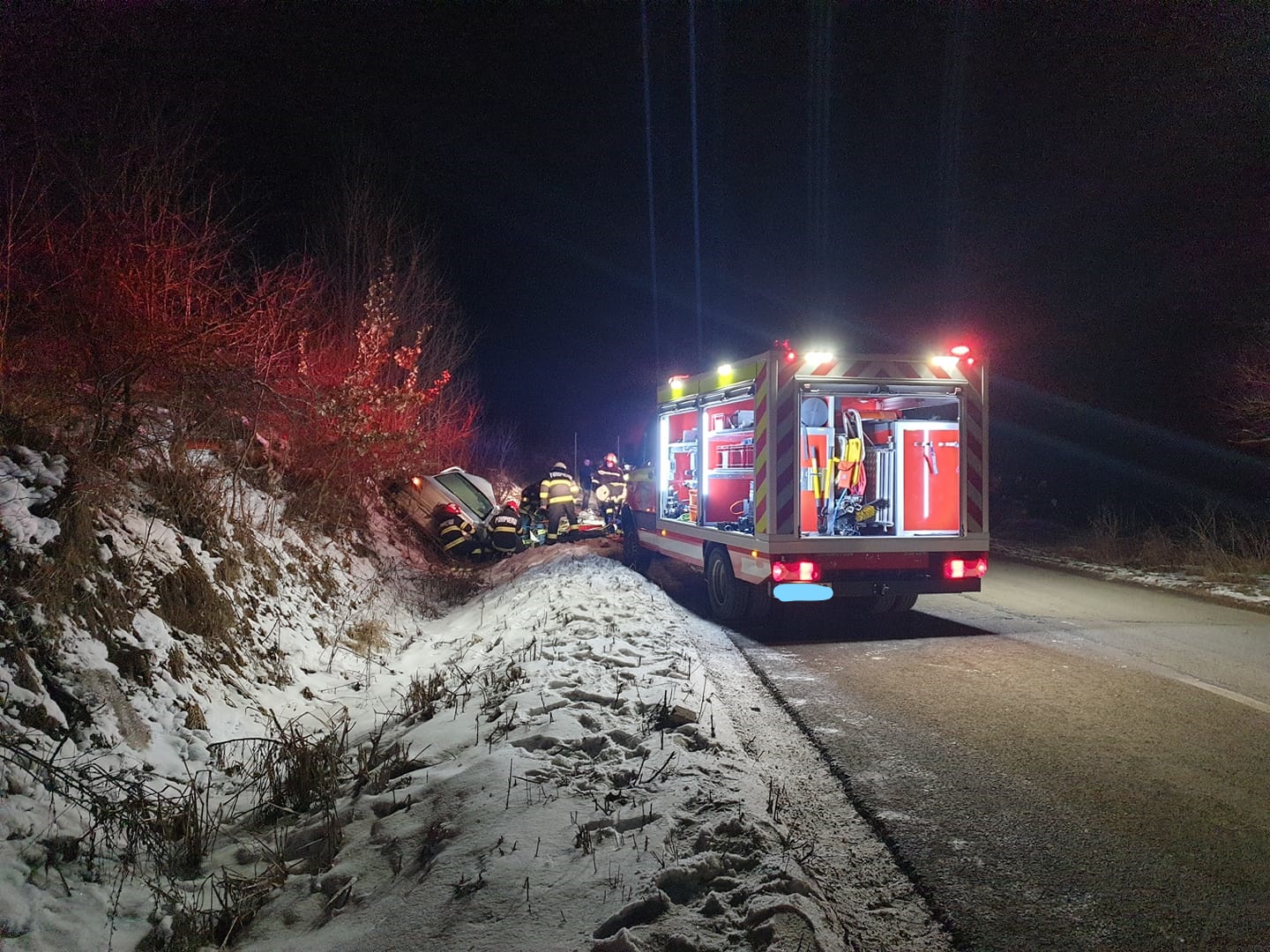 Accident GRAV între Popești și Corușu. O femeie a fost prinsă sub o mașină răsturnată. Victima a ajuns la spital. FOTO