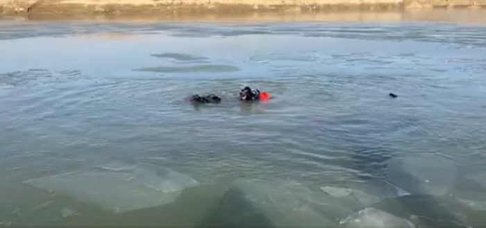 Un bărbat a MURIT după ce a căzut cu buldoexcavatorul într-un lac îngheţat din Olt