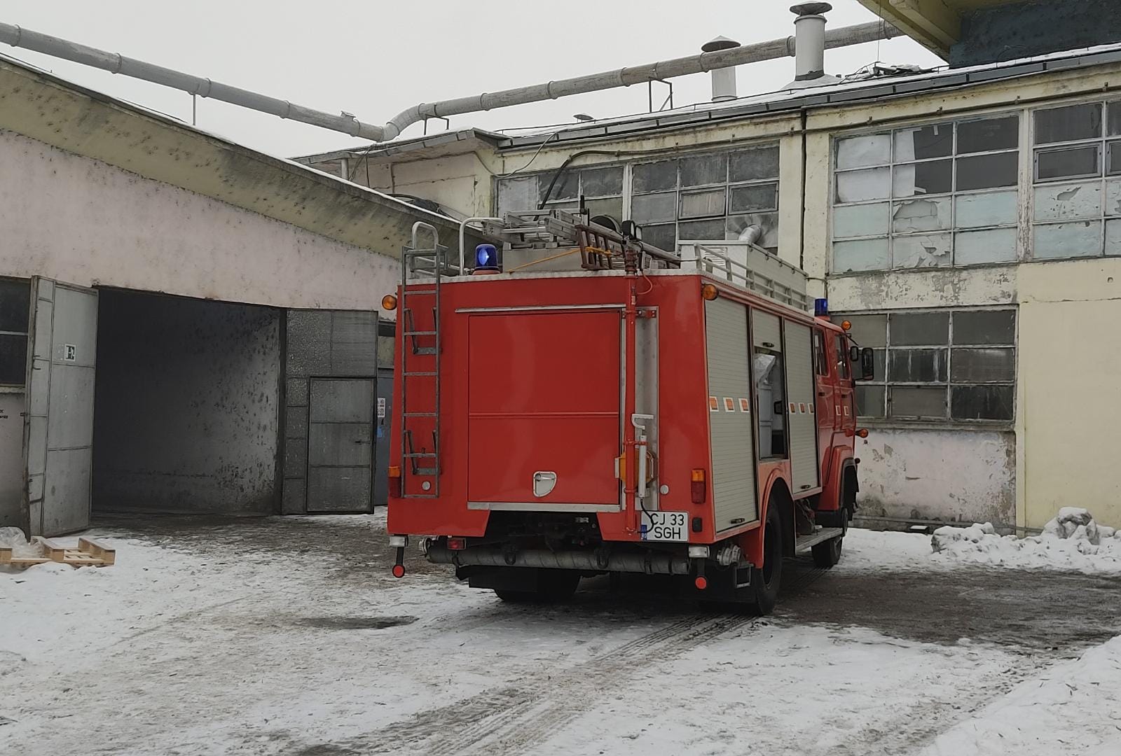 Incendiu la combinatul de prelucrare a lemnului din Gherla! Un utilaj a fost curpins de flăcări