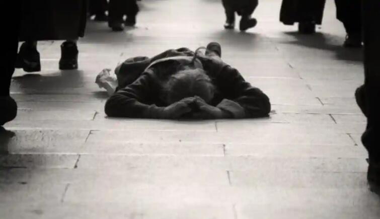 Un cunoscut fotograf a murit după 9 ore în care a zăcut pe o stradă din Paris