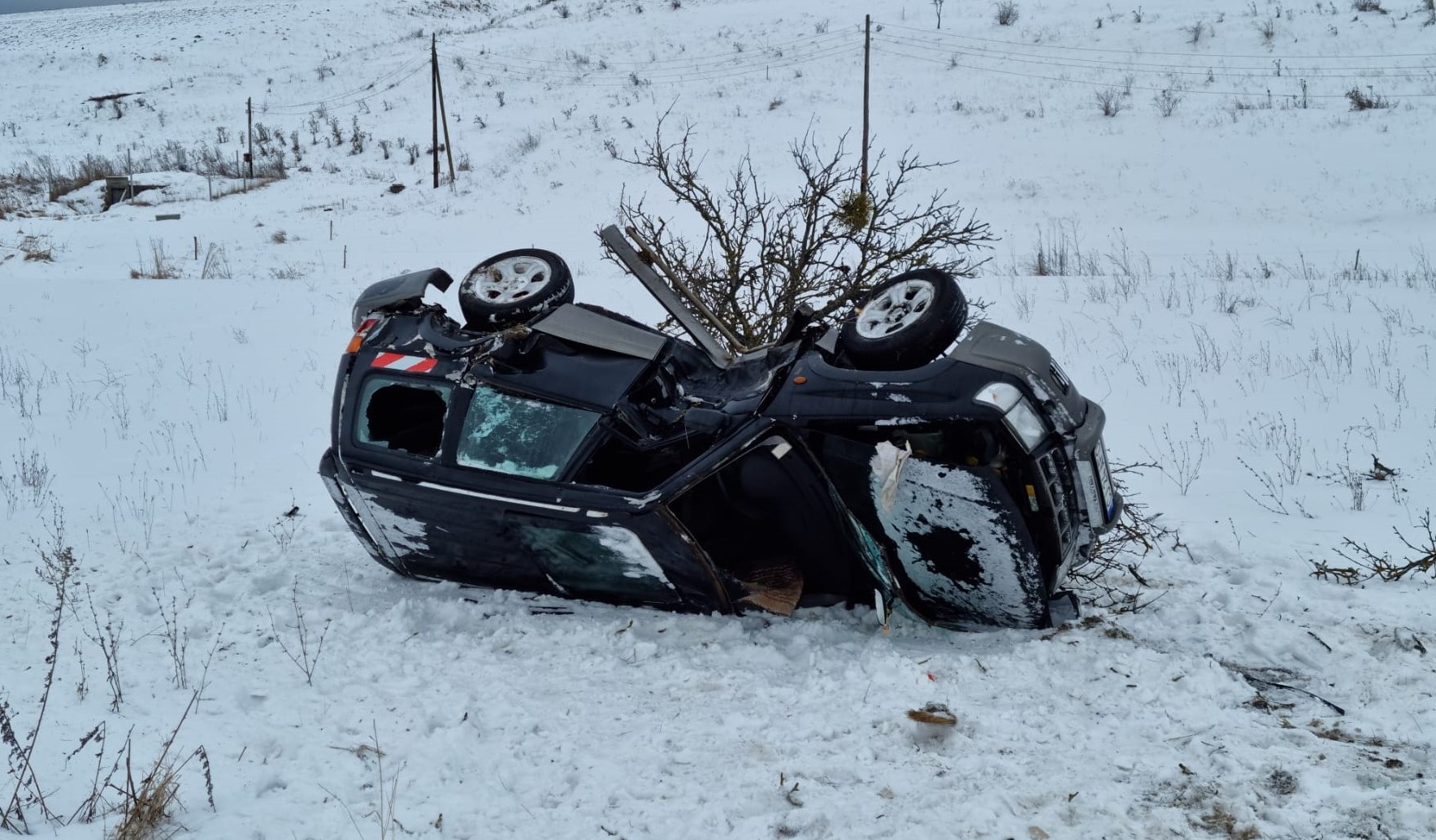 Un șofer BEAT s-a răsturnat cu mașina în comuna Mănăstireni. Șoferul și pasagerul mașinii au fost răniți. FOTO