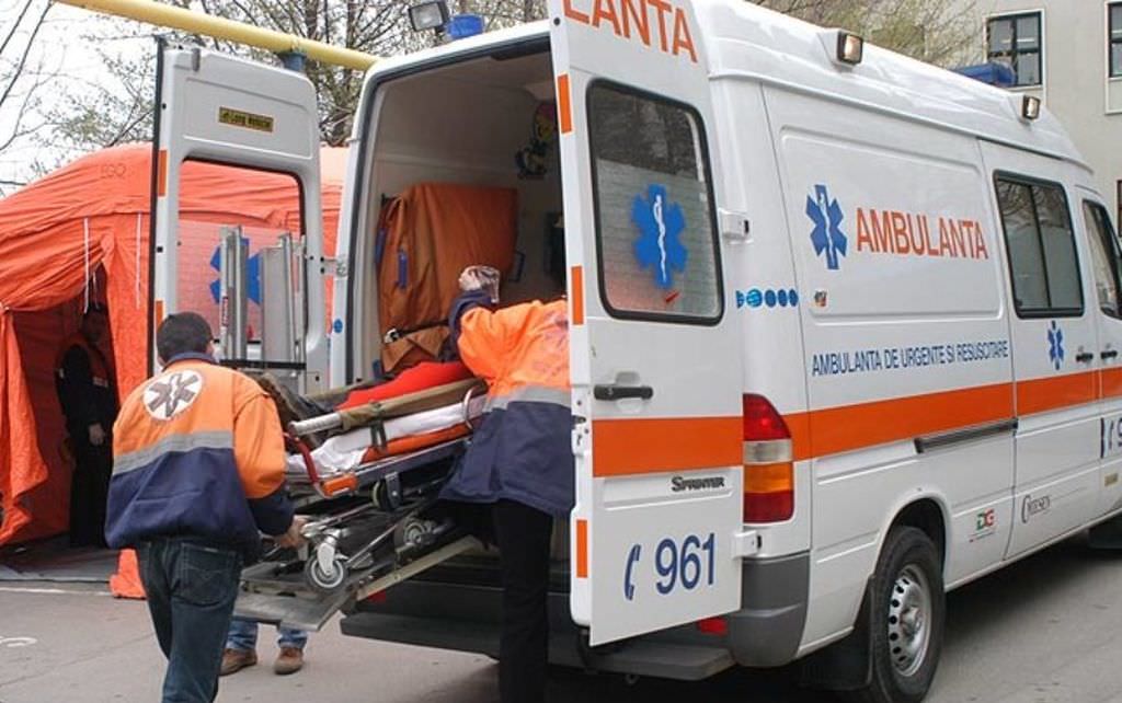 Un tânăr a fost lovit de o mașină pe marginea drumului