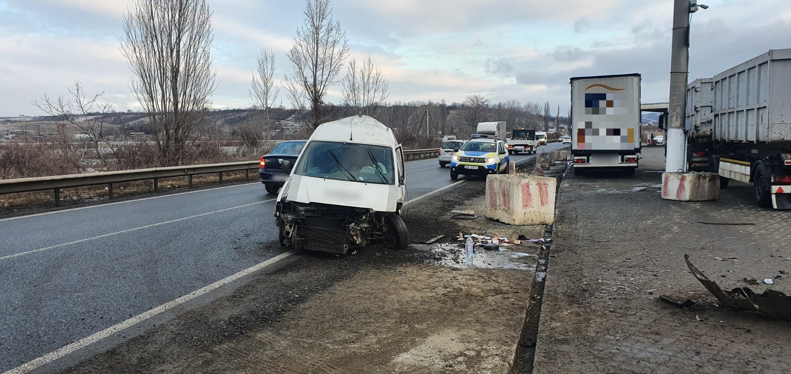 Un șofer de 19 ani s-a izbit cu mașina de un parapet