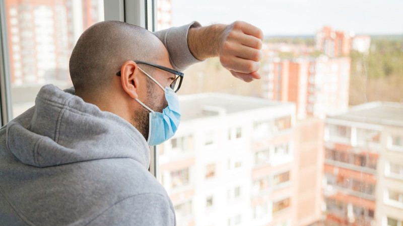 Perioada de izolare a fost redusă pentru cei infectați cu COVID-19. Cât vor sta în casă vaccinații și nevaccinații
