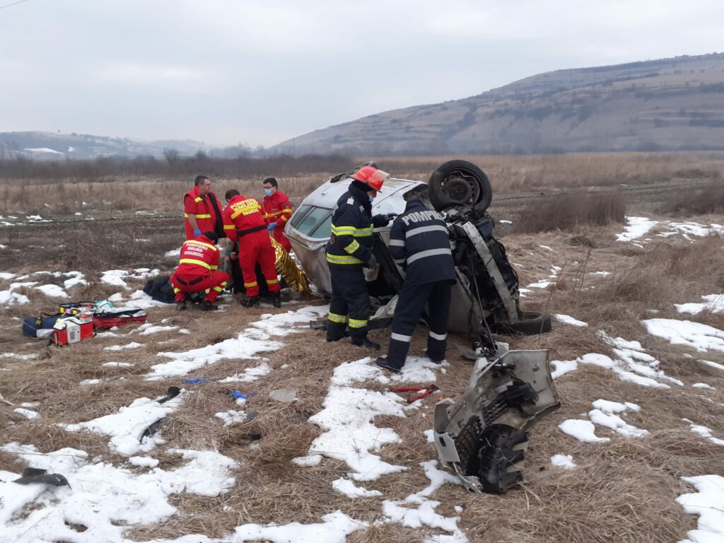 O mașină s-a RĂSTURNAT în localitatea Viștea