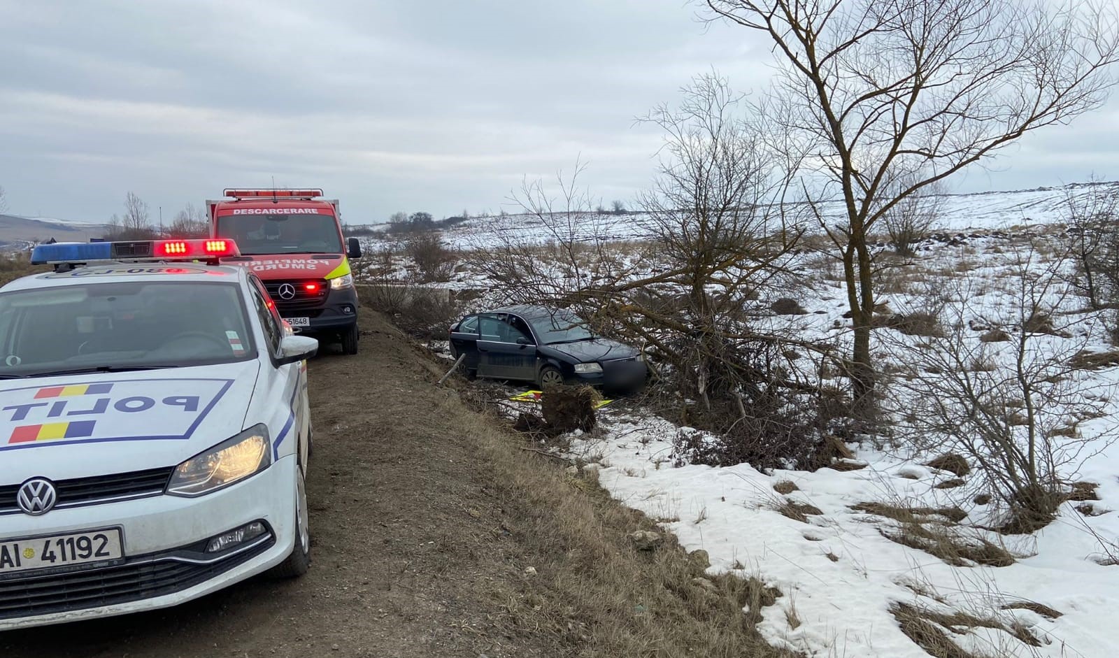 ACCIDENT în Topa Mică! Un bărbat a ajuns la spital după ce mașina a ieșit în decor. FOTO