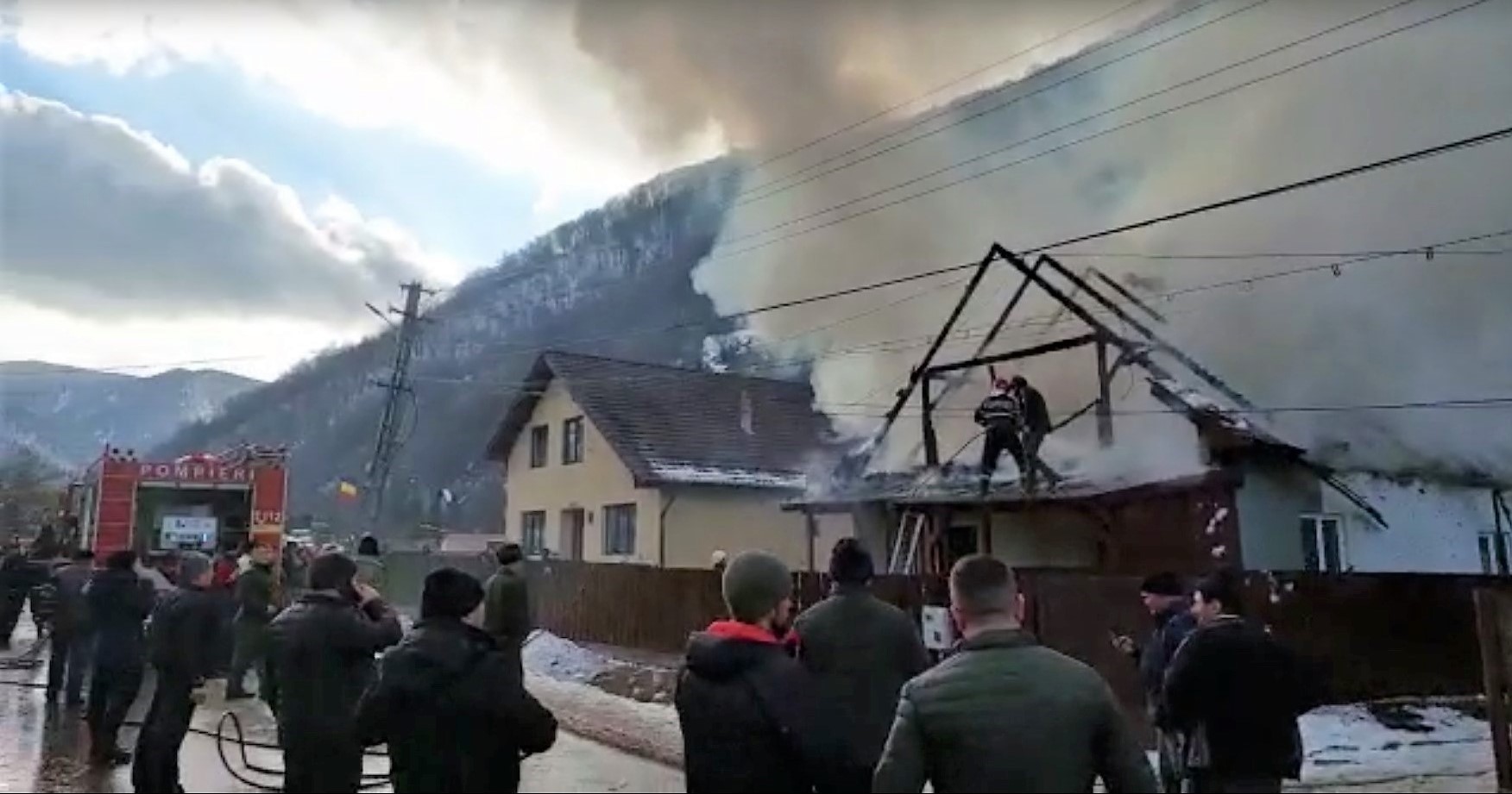 Incendiu PUTERNIC în Măguri Răcătău! O casă a fost cuprinsă de flăcări