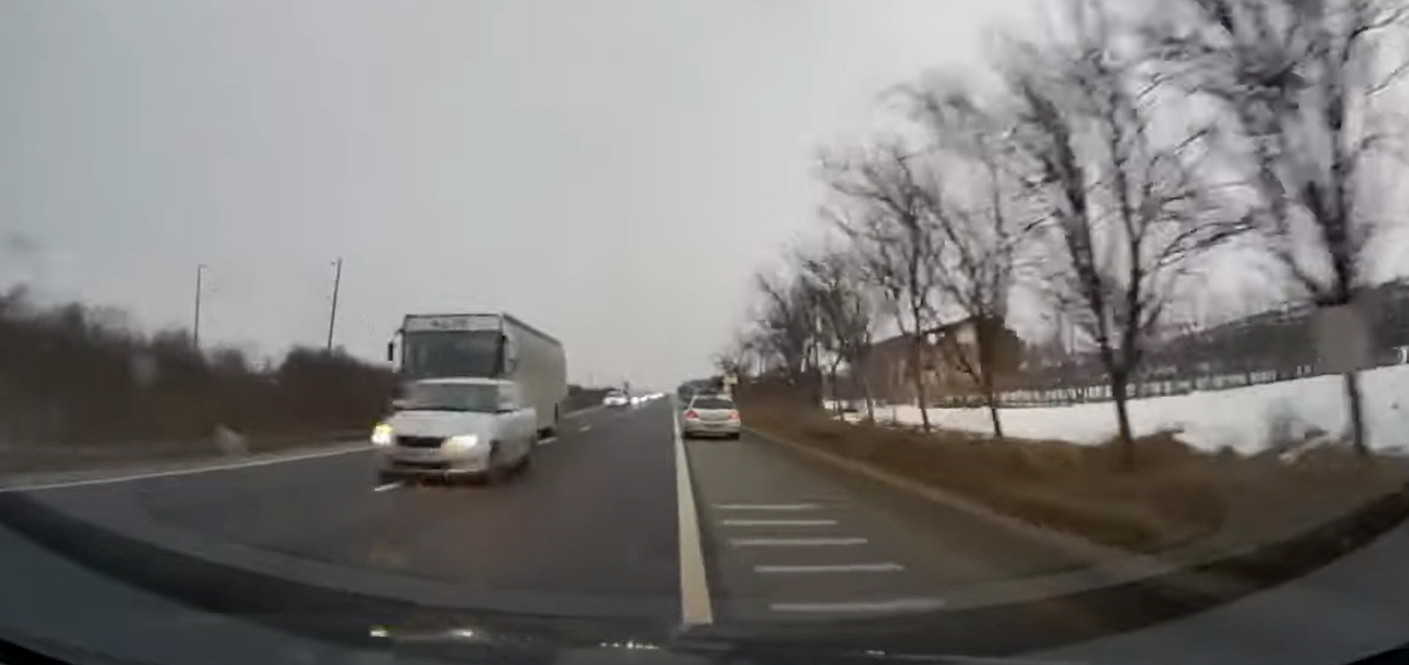 Șofer INCONȘTIENT. A vrut să depășească un autobuz și era să provoace O TRAGEDIE! VIDEO