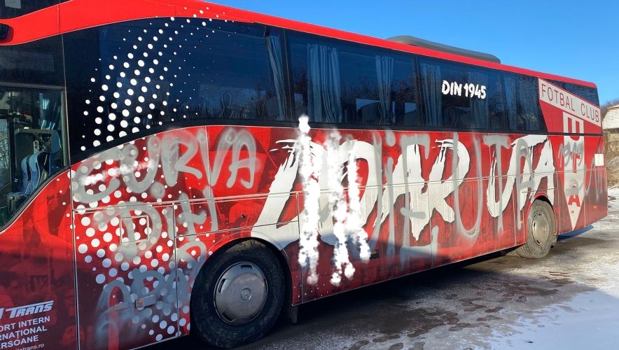 UTA s-a ales cu autocarul vandalizat înaintea meciului cu CFR Cluj. FOTO