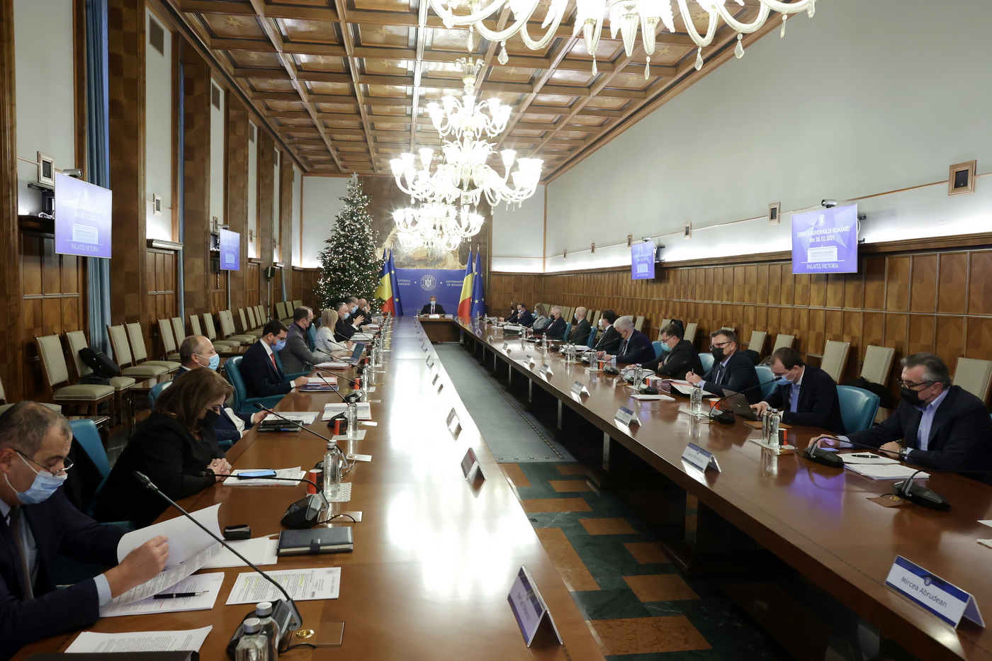 Numărul angajaților în Guvern a explodat sub conducerea PNL. Peste 1.800 de sinecuri