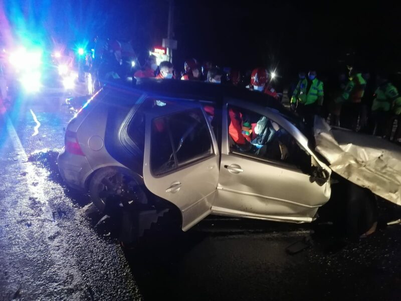 Accident MORTAL pe DN 1C! Un bărbat a murit după ce mașina în care se afla s-a LOVIT de un autobuz. FOTO/ sursa foto: emaramures.ro