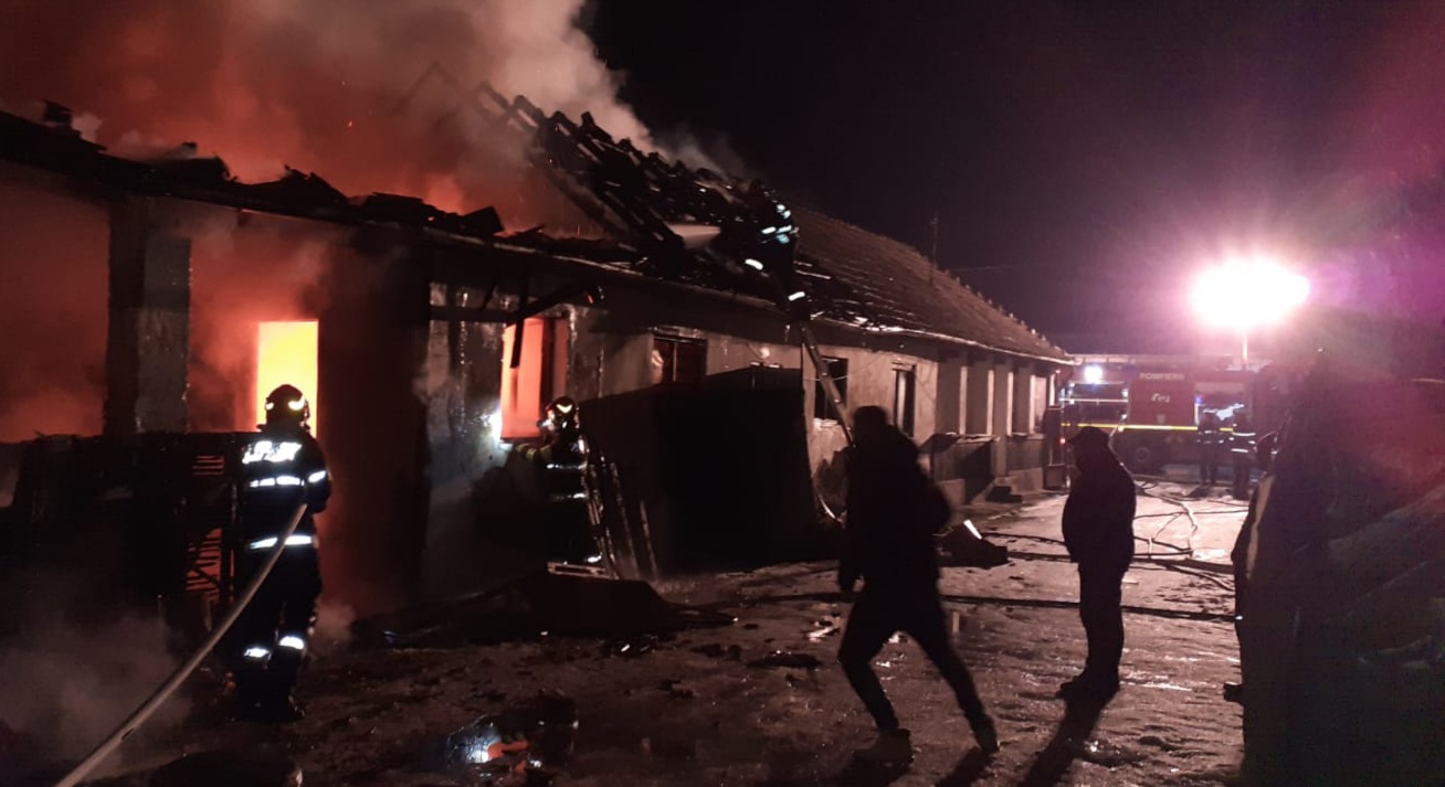 Acoperișul casei a fost distrus complet de incendiu.