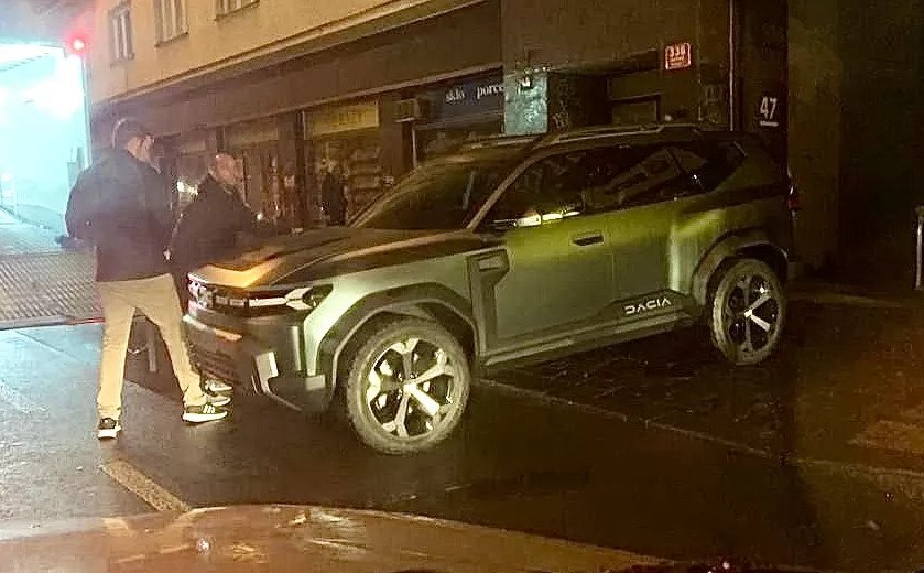 Noua Dacia Bigster a fost surprinsă pe străzi. Cum arată cel mai mare SUV propus de Dacia