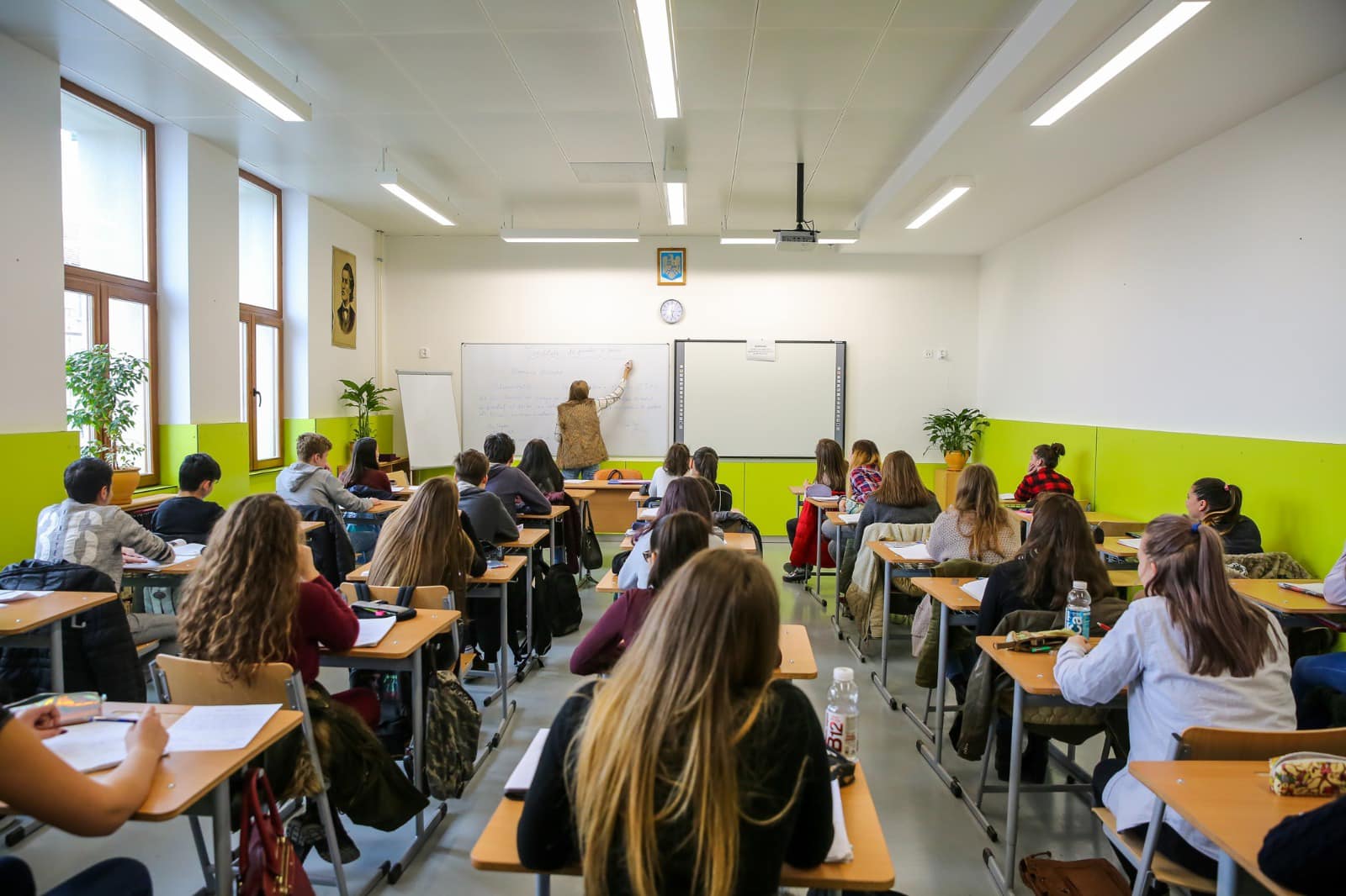 Elevii din patru licee din Cluj revin FIZIC la cursuri! Școlile au fost închise din cauza COVID