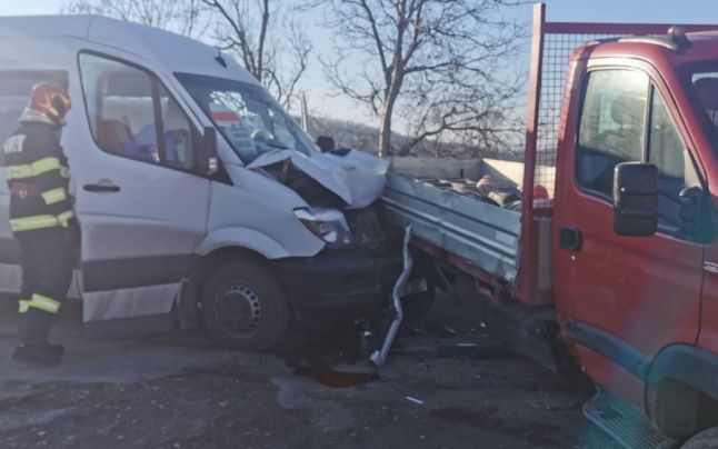 Accident între un microbuz plin cu pasageri și o autoutilitară! Cinci persoane au fost rănite în urma impactului