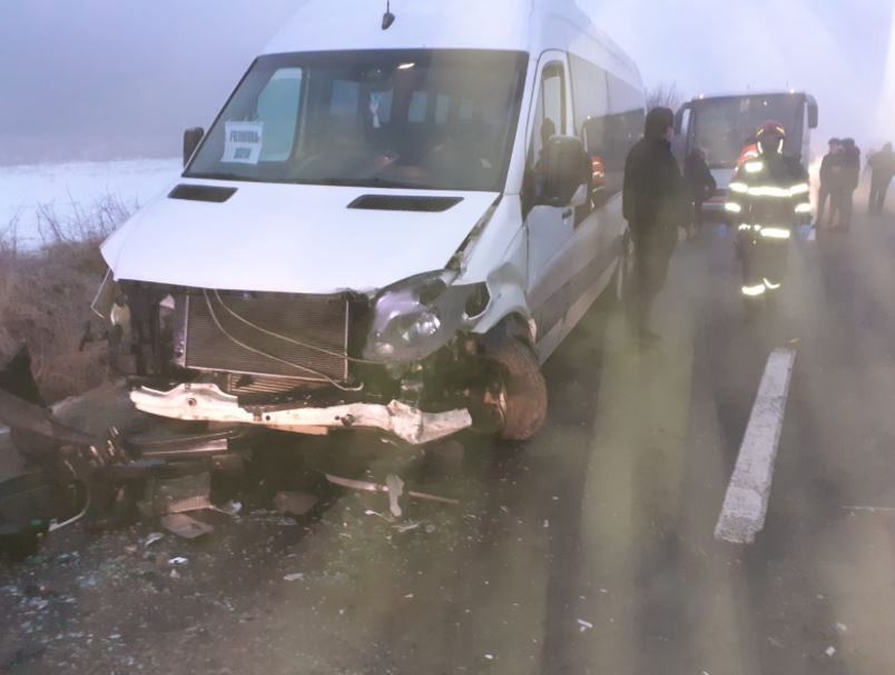 Accident între o mașină și un autobuz școlar