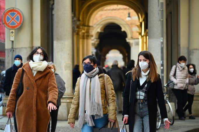 Italia renunță la obligativitatea măștii în aer liber. Cluburile