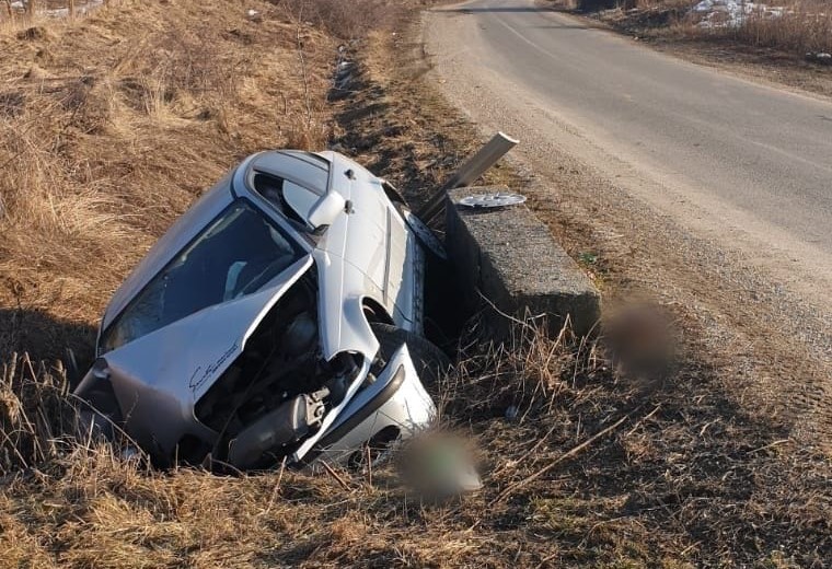 Accident la ieșirea din Panticeu! Două persoane au ajuns la spital