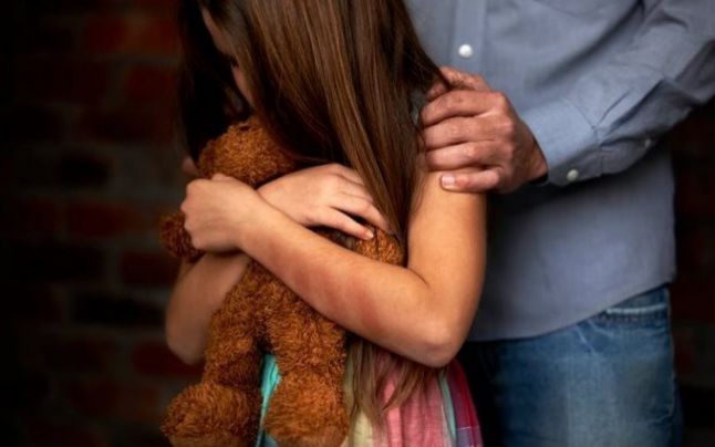 Un profesor din Indonezia a fost condamnat la închisoare pe viață după ce a violat 13 eleve. Victimele au născut 9 copii