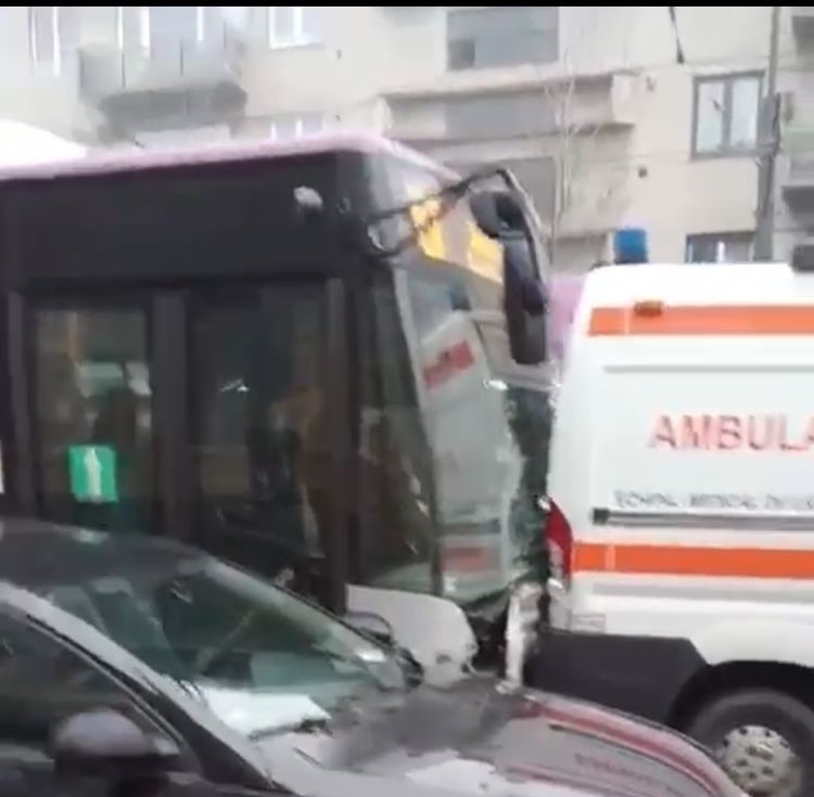 Un autobuz CTP și o ambulanță