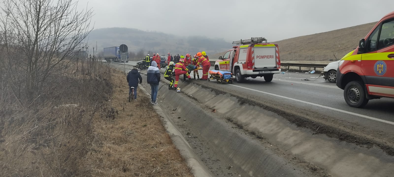 Victimă încarcerată în urma unui accident cu două mașini implicate.