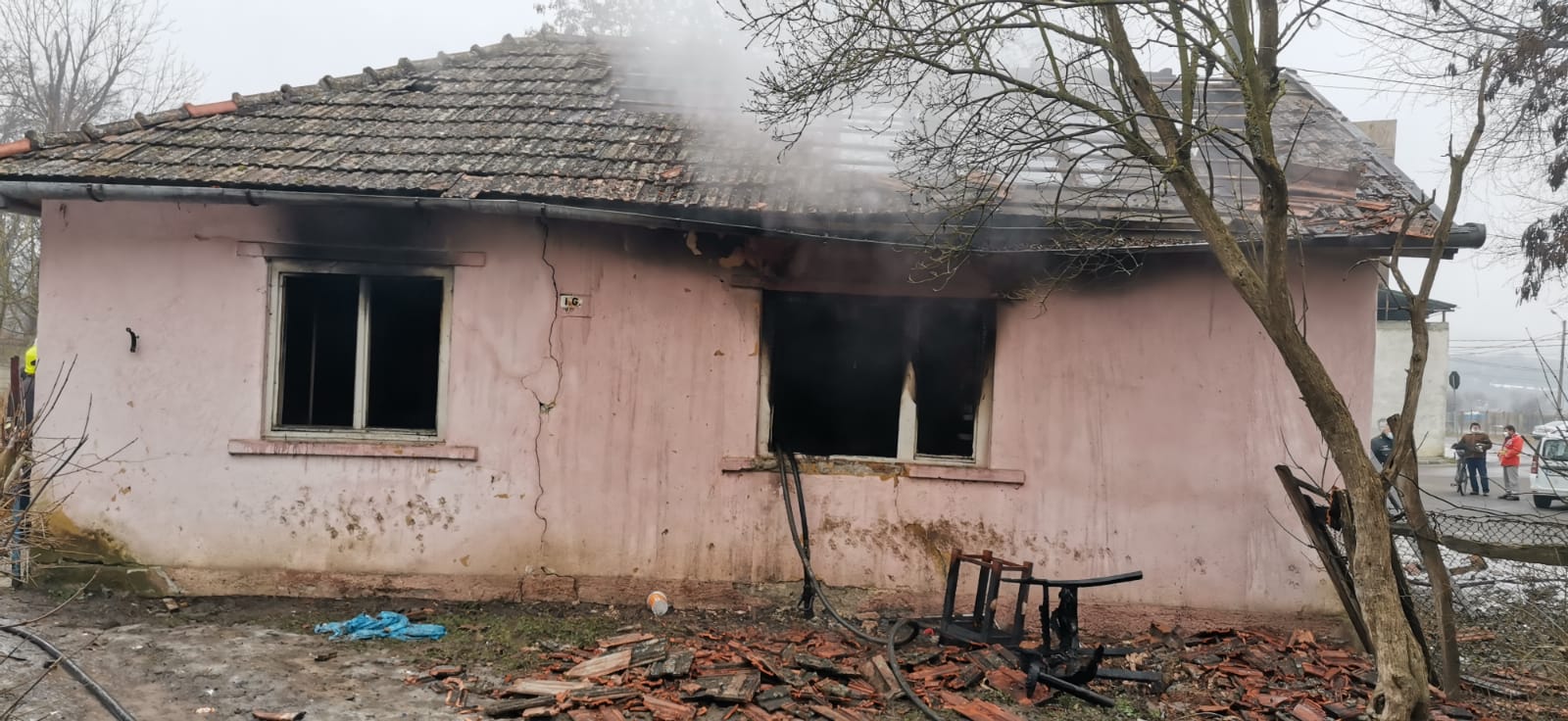 INCENDIU de proporții la o casă din Gherla. Acoperișul locuinței
